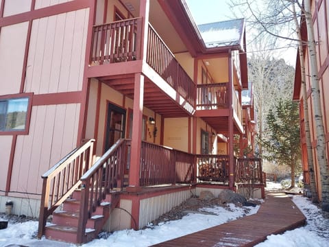 Valley Condo 121 - Creekside - WiFi - Pet Friendly - Hot Tub - Fireplace - Washer - Dryer - Playground House in Red River