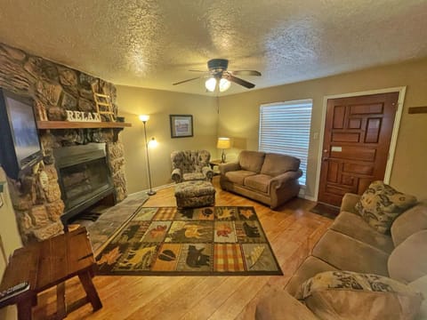 Valley Condo 122 - Creekside - WiFi - Hot Tub - Fireplace - Washer - Dryer - Playground House in Red River