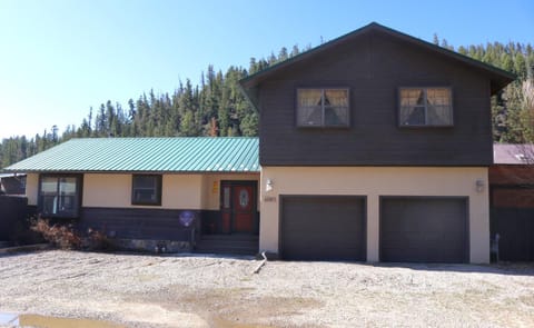 Property building, Facade/entrance, Day, Natural landscape, Mountain view, Parking