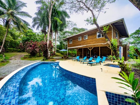 Property building, Patio, Garden, Garden view, Pool view, Swimming pool, Swimming pool, sunbed