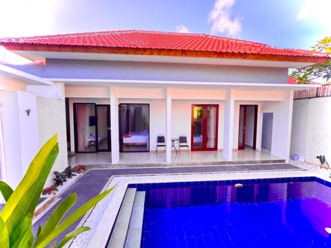 Property building, Day, Pool view, Swimming pool, sunbed