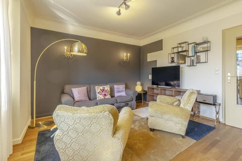 TV and multimedia, Living room, Seating area, Evening entertainment