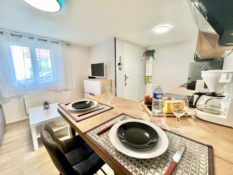 TV and multimedia, Kitchen or kitchenette, Dining area, oven, stove