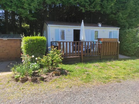 Mobil home agreable et fonctionnel Campground/ 
RV Resort in Besse-et-Saint-Anastaise
