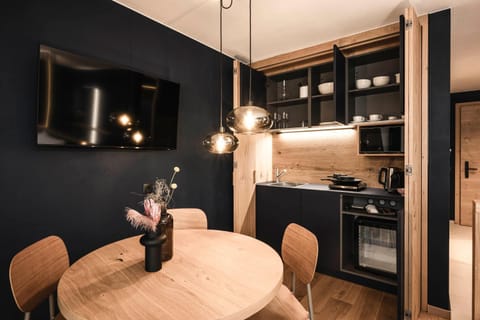 Kitchen or kitchenette, Dining area