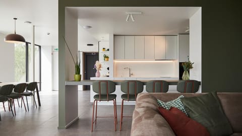 Communal lounge/ TV room, Kitchen or kitchenette, Seating area, Breakfast