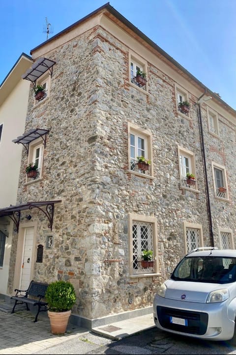 Property building, Neighbourhood, Street view, Parking