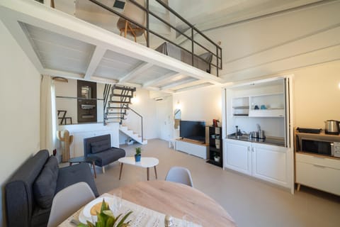 Coffee/tea facilities, Kitchen or kitchenette, Seating area, Dining area