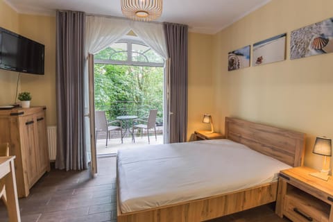 Communal lounge/ TV room, Bed, TV and multimedia, Photo of the whole room, Evening entertainment, Bedroom, hair dresser