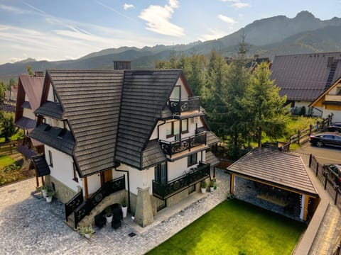 Property building, Spring, Day, Neighbourhood, Natural landscape, Bird's eye view, Mountain view, Location, Parking