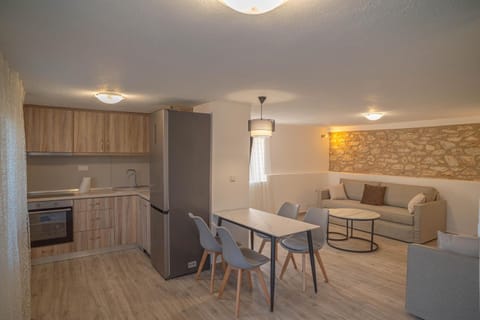 Kitchen or kitchenette, Living room, Seating area, Dining area, oven