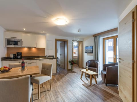 TV and multimedia, Kitchen or kitchenette, Seating area, Dining area, oven, stove