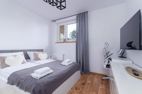 Communal lounge/ TV room, Bed, TV and multimedia, Photo of the whole room, Bedroom, towels