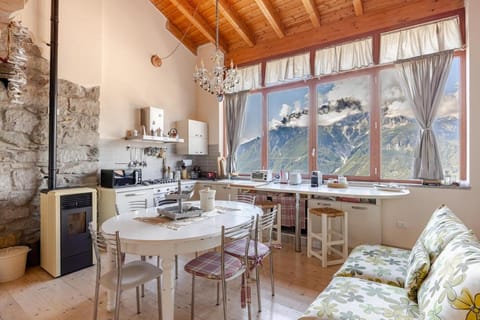 Coffee/tea facilities, Kitchen or kitchenette, Living room, Seating area, Dining area, Mountain view