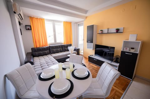 TV and multimedia, Living room, Seating area, Dining area