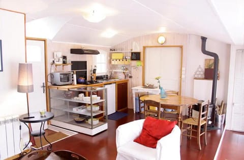 Kitchen or kitchenette, Seating area, Dining area