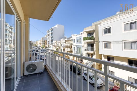 Property building, Day, Neighbourhood, View (from property/room), Balcony/Terrace, City view, Street view, Location, Parking