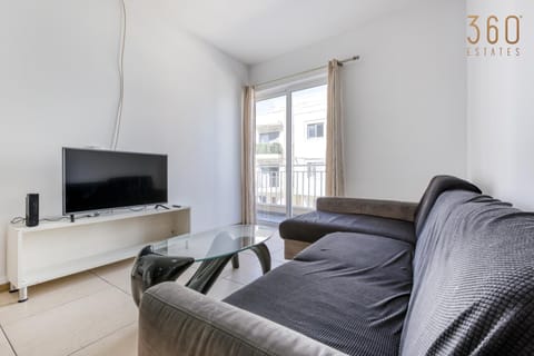 Communal lounge/ TV room, TV and multimedia, Living room, Seating area, Evening entertainment