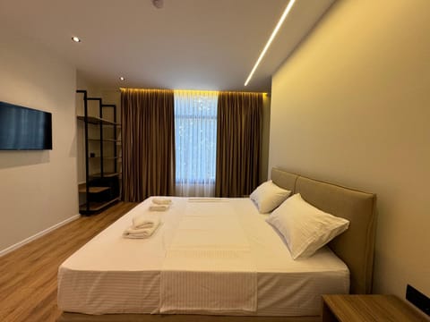 Bed, TV and multimedia, Photo of the whole room, Bedroom