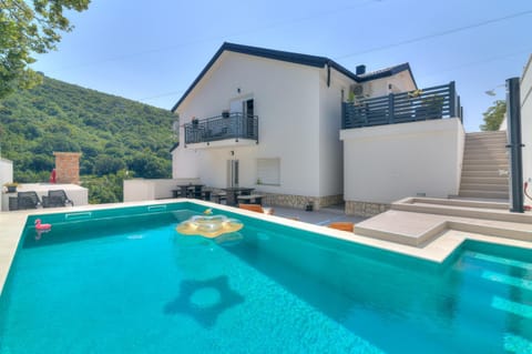 Property building, Natural landscape, Pool view, Swimming pool, sunbed