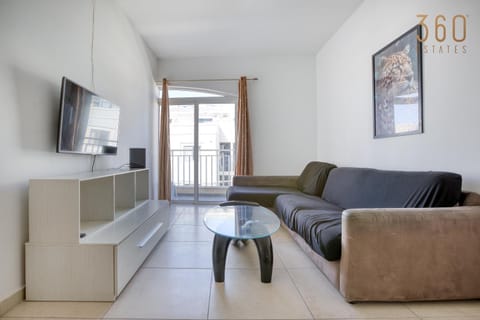 Communal lounge/ TV room, TV and multimedia, Living room, Seating area, Evening entertainment