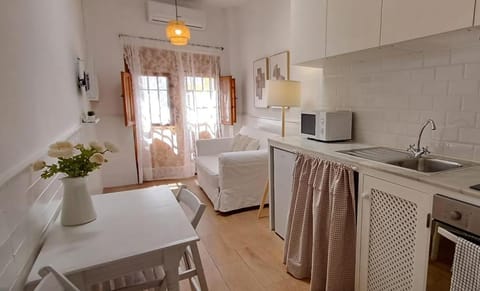 Kitchen or kitchenette, Photo of the whole room, Dining area, stove