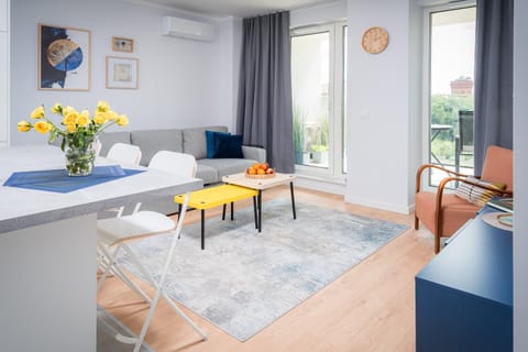 TV and multimedia, Living room, Seating area, Dining area, air conditioner