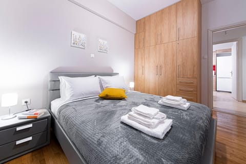 Bed, towels