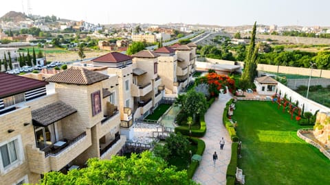 Property building, Spring, Day, Neighbourhood, Natural landscape, Bird's eye view, Garden, City view, Garden view, Street view, Location, Parking