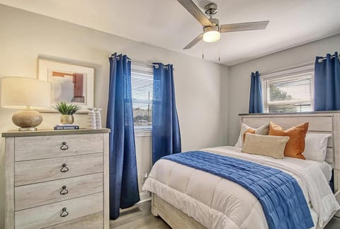 Close To Downtown Charleston! 4 Bed Retreat House in North Charleston