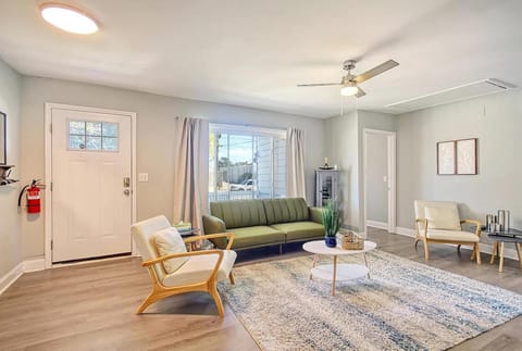 Close To Downtown Charleston! 4 Bed Retreat House in North Charleston