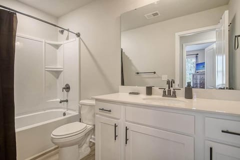 Cozy Cove 15 Min From Dwntwn House in North Charleston