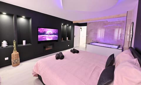 Bed, TV and multimedia, Photo of the whole room, Bedroom