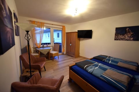 Bed, TV and multimedia, Living room, Photo of the whole room, Seating area, Bedroom