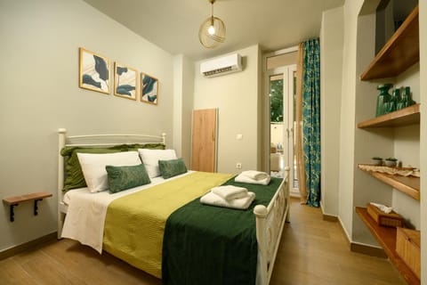 Bed, TV and multimedia, Photo of the whole room, Bedroom, towels, wardrobe, air conditioner
