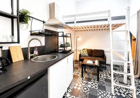 Kitchen or kitchenette, Dining area, stove