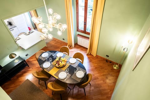 Food and drinks, Seating area, Dining area