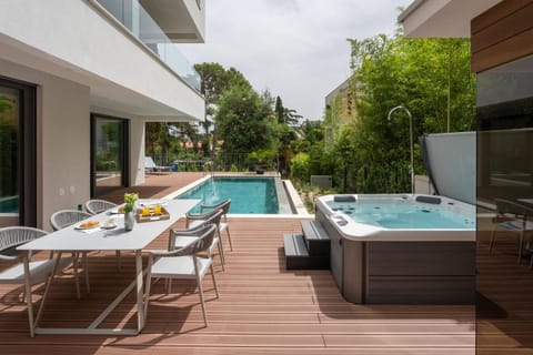 Patio, Hot Tub, Hot Tub, Balcony/Terrace, Dining area, Swimming pool