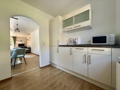 Kitchen or kitchenette, Dining area, microwave