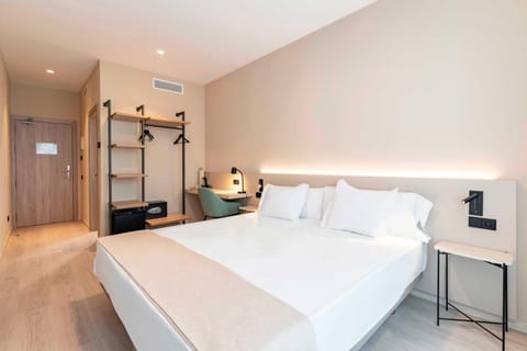 Bed, Photo of the whole room, wardrobe