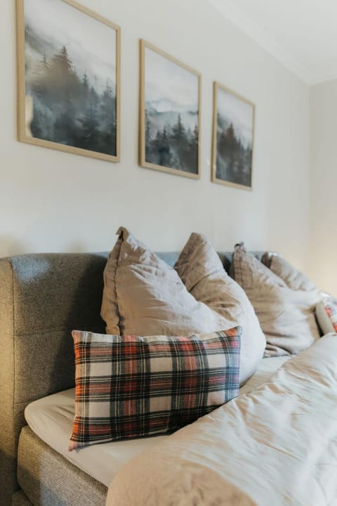Bed, Photo of the whole room, Seating area, Bedroom