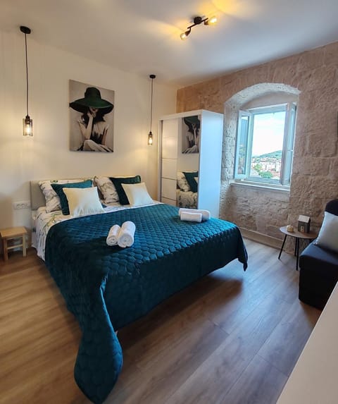 Bed, Living room, Seating area, towels