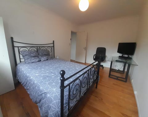 Bed, TV and multimedia, Bedroom