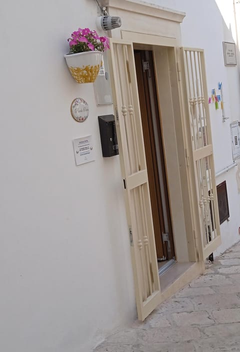 Facade/entrance, Day