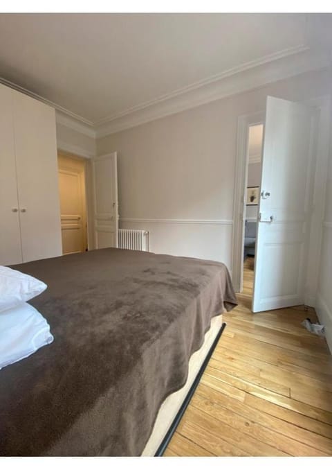 Sunny Bastille-Roquette Paris Apartment in Paris