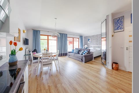 TV and multimedia, Seating area, Dining area