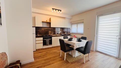 Kitchen or kitchenette, Dining area, stove