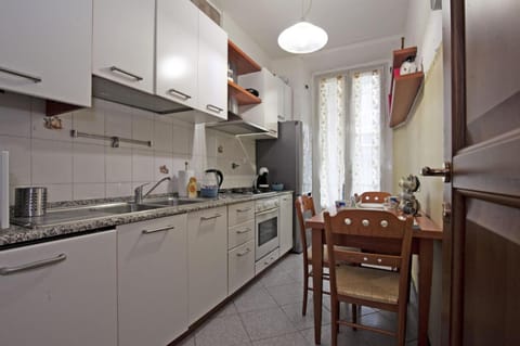 Coffee/tea facilities, Kitchen or kitchenette, Dining area, dishwasher, stove