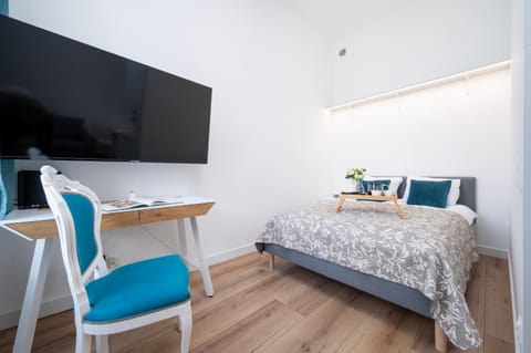 Bed, TV and multimedia, Photo of the whole room, Seating area, Bedroom