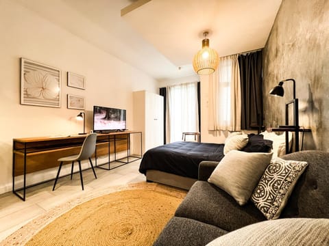TV and multimedia, Living room, Seating area, Bedroom